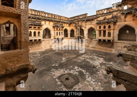 Antiche rovine architettoniche del bagno della Regina nell'enclave reale medievale di Hampi, Karnataka India Foto Stock