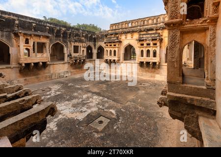 Antiche rovine architettoniche del bagno della Regina nell'enclave reale medievale di Hampi, Karnataka India Foto Stock