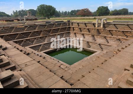 Step ben noto anche come Pushkarani, è un serbatoio d'acqua medievale a Hampi Karnataka, India Foto Stock