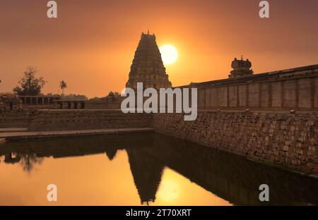 Tempio Virupaksha all'alba, costruito nel XIV secolo a Hampi Karnataka, India. Sito patrimonio dell'umanità dell'UNESCO. Foto Stock