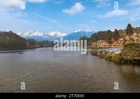 Lago Mirik con vista della stazione collinare e della maestosa catena montuosa dell'Himalaya Kanchenjunga sullo sfondo di Darjeeling, India Foto Stock