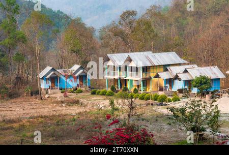 Cottage in legno per turisti nella valle del fiume Railey, circondati da pendii montani nel distretto di Kalimpong nel Bengala Occidentale, India Foto Stock