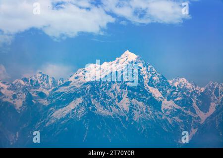 Catena montuosa dell'Himalaya Kanchenjunga vista dal villaggio di Tinchuley nel distretto di Darjeeling nel Bengala Occidentale, India Foto Stock