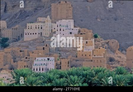 Wadi Dawan è una città e una valle desertica nello Yemen centrale. Situato nel Governatorato di Hadhramaut, è noto per i suoi edifici in mattoni di fango. Foto Stock