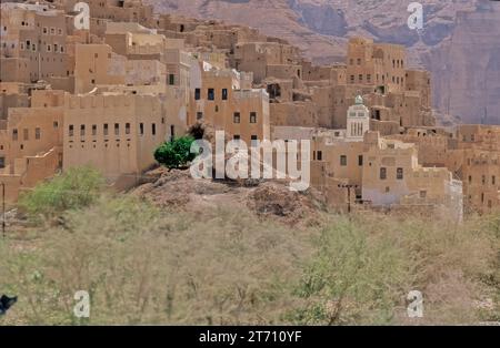 Wadi Dawan è una città e una valle desertica nello Yemen centrale. Situato nel Governatorato di Hadhramaut, è noto per i suoi edifici in mattoni di fango. Foto Stock