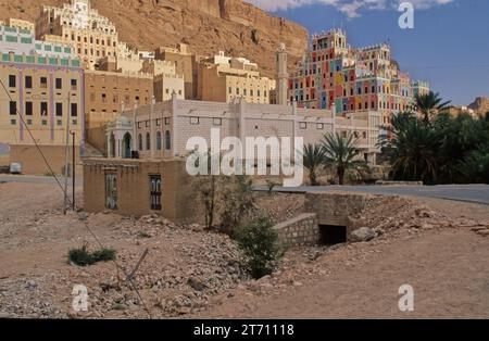 Wadi Dawan è una città e una valle desertica nello Yemen centrale. Situato nel Governatorato di Hadhramaut, è noto per i suoi edifici in mattoni di fango. Foto Stock