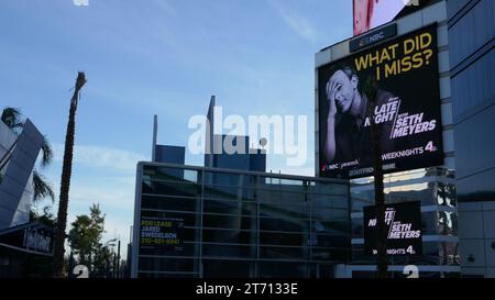 Los Angeles, California, USA 12 novembre 2023 prossima location Sunset Sphere e Late Night Seth Meyers Billboard su Sunset Blvd il 12 novembre 2023 a Los Angeles, California, USA. Foto di Barry King/Alamy Stock Photo Foto Stock