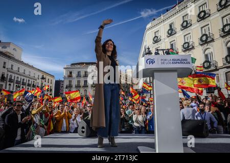 Il presidente della comunità di Madrid, Isabel Diaz Ayuso, saluta i presenti durante la manifestazione. La manifestazione indetta dal Partito Popolare (PP) in tutte le capitali provinciali per protestare contro una futura legge di amnistia dopo il patto PSOE con Junts e ERC ha riunito più di 80.000 persone a Madrid, secondo i dati della delegazione del governo. Il PP aumenta la cifra a un milione di partecipanti a Madrid e a circa due milioni il numero totale di persone che si sarebbero mobilitate nelle 52 province spagnole. Foto Stock