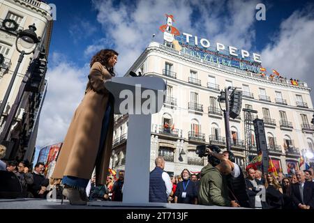 Il presidente della comunità di Madrid, Isabel Diaz Ayuso, si rivolge ai presenti durante la manifestazione. La manifestazione indetta dal Partito Popolare (PP) in tutte le capitali provinciali per protestare contro una futura legge di amnistia dopo il patto PSOE con Junts e ERC ha riunito più di 80.000 persone a Madrid, secondo i dati della delegazione del governo. Il PP aumenta la cifra a un milione di partecipanti a Madrid e a circa due milioni il numero totale di persone che si sarebbero mobilitate nelle 52 province spagnole. Foto Stock