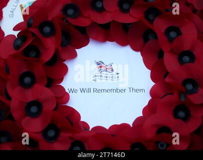 (231113) -- LONDRA, 13 novembre 2023 (Xinhua) -- i fiori sono visti al Cenotafio di Whitehall in occasione della domenica della memoria a Londra, in Gran Bretagna, il 12 novembre 2023. La domenica della memoria è una commemorazione annuale che si tiene la domenica più vicina al giorno dell'armistizio, l'11 novembre, l'anniversario della fine della prima guerra mondiale. (Xinhua/li Ying) Foto Stock