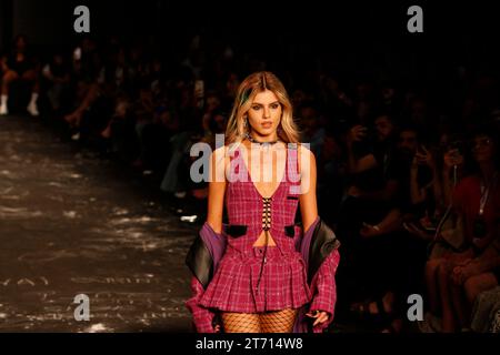 12 novembre 2023, San Paolo, San Paolo, Brasile: San Paolo (SP), 12/11/2023 - MODA/SPFW N56/BOLD STRAP - attrice Camila Queiroz, modello di moda del marchio Bold Strap on the Passwalk, durante la settimana della moda di San Paolo - SPFW N56, in questa domenica sera del 12 novembre. A Koplexo tempo, nella capitale di San Paolo. (Foto: Saulo Dias/Thenews2/Zumapress) (immagine di credito: © Saulo Dias/TheNEWS2 via ZUMA Press Wire) SOLO USO EDITORIALE! Non per USO commerciale! Foto Stock