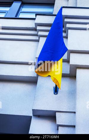 Bandiera Ucraina su un edificio architettonico. Supporto e guerra in Ucraina Foto Stock