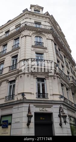 lione , Francia - 11 04 2023 : facciata con logo lcl e cartelli di testo edificio storico entrata le credit Lyonnais Banque et Assurance banca francese Foto Stock