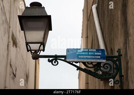 Bordeaux , Francia - 11 04 2023 : pannello area video per la sicurezza del vostro sito sotto protezione video segno di testo significa in francese pour votre securite site sou Foto Stock