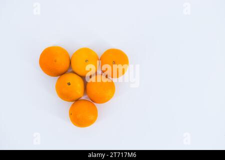 Una deliziosa composizione che cattura la freschezza dei mandarini su uno sfondo bianco pulito. Foto Stock