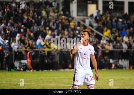 Charleston, South Carolina, USA. 12 novembre 2023, Charleston, South Carolina, USA: Il centrocampista del Phoenix Rising FC RENZO ZAMBRANO (26) scherza i tifosi del Charleston Battery dopo aver fatto il suo tentativo di calcio di rigore (Credit Image: © Maxwell Vittorio/ZUMA Press Wire) SOLO PER USO EDITORIALE! Non per USO commerciale! Crediti: ZUMA Press, Inc./Alamy Live News Foto Stock