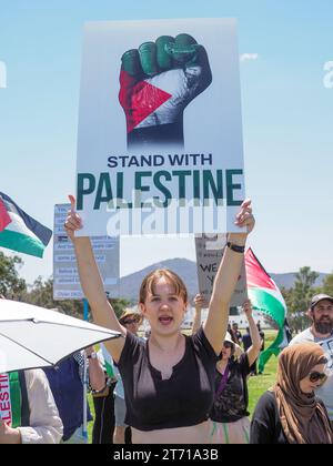 Australia, Canberra, 13 novembre 2023. Centinaia di manifestanti provenienti da tutta l'Australia si riuniscono davanti al Parlamento per chiedere che il governo australiano sostenga un cessate il fuoco a Gaza e sollevi la sua voce contro la guerra genocida di Israele contro i palestinesi. Crediti: Leo Bild/Alamy Live News Foto Stock