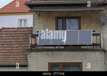 Una centrale elettrica da balcone collegata alla ringhiera del balcone Foto Stock