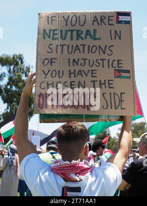 Australia, Canberra, 13 novembre 2023. Centinaia di manifestanti provenienti da tutta l'Australia si riuniscono davanti al Parlamento per chiedere che il governo australiano sostenga un cessate il fuoco a Gaza e sollevi la sua voce contro la guerra genocida di Israele contro i palestinesi. Crediti: Leo Bild/Alamy Live News Foto Stock