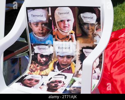 Australia, Canberra, 13 novembre 2023. Centinaia di manifestanti provenienti da tutta l'Australia si riuniscono davanti al Parlamento per chiedere che il governo australiano sostenga un cessate il fuoco a Gaza e sollevi la sua voce contro la guerra genocida di Israele contro i palestinesi. Crediti: Leo Bild/Alamy Live News Foto Stock