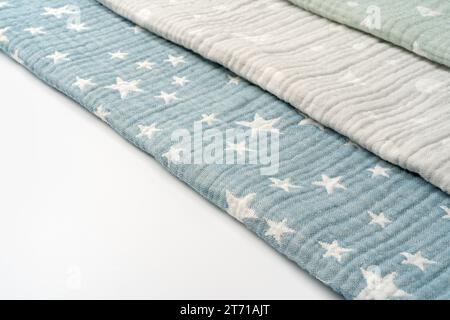 Tre coperte di cotone piegate su sfondo bianco Foto Stock