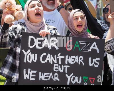 Australia, Canberra, 13 novembre 2023. Centinaia di manifestanti provenienti da tutta l'Australia si riuniscono davanti al Parlamento per chiedere che il governo australiano sostenga un cessate il fuoco a Gaza e sollevi la sua voce contro la guerra genocida di Israele contro i palestinesi. Crediti: Leo Bild/Alamy Live News Foto Stock