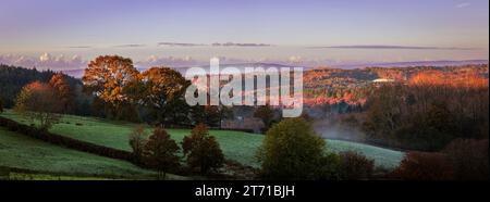 Alba autunnale sull'alto weald a sud nei pressi di Penhurst, Sussex orientale, Inghilterra sud-orientale, Regno Unito Foto Stock