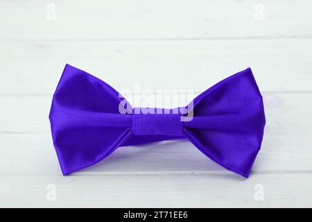 Elegante cravatta blu neon su tavolo in legno bianco, primo piano Foto Stock