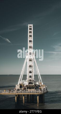 Una grande ruota panoramica situata sul lungomare di Den Hague, Paesi Bassi Foto Stock