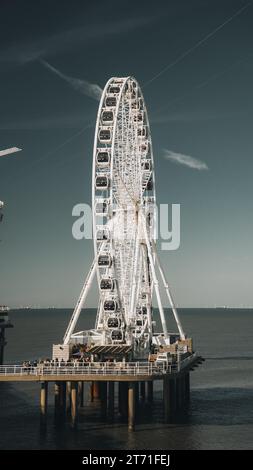 Una grande ruota panoramica situata sul lungomare di Den Hague, Paesi Bassi Foto Stock