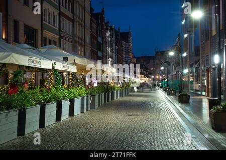2022-06-07: Vecchia strada nella parte storica di Danzica di notte. Polonia. Foto Stock
