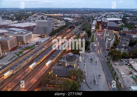 Vista aerea serale della stazione di Colonia Koln Messe Deutz e dei binari ferroviari illuminati Foto Stock