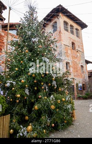 Italia, ricetta di Candelo. Panorama del borgo medievale con abete e albero di Natale decorato. Storia e cultura dell'Italia e dell'Europa. Foto Stock