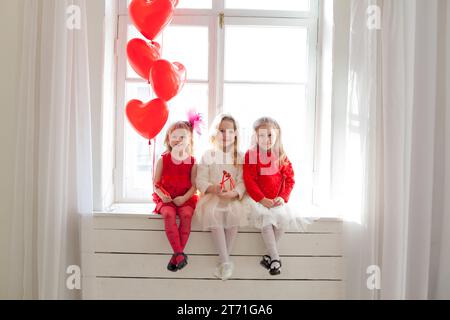 una bella vacanza per bambini con palloncini a forma di cuore Foto Stock