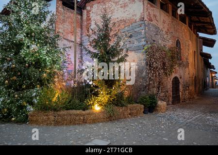 Italia, ricetta di Candelo. Panorama del borgo medievale con abete e albero di Natale decorato. Storia e cultura dell'Italia e dell'Europa. Foto Stock