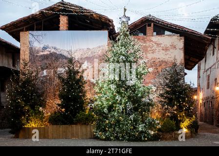 Italia, ricetta di Candelo. Panorama del borgo medievale con abete e albero di Natale decorato. Storia e cultura dell'Italia e dell'Europa. Foto Stock