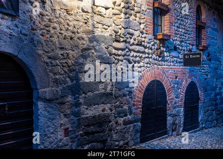 Italia, ricetta di Candelo. Panorama di un borgo medievale immaginate di essere fotografati al tramonto con le prime luci notturne accese. Storia e cultura dell'Italia a Foto Stock