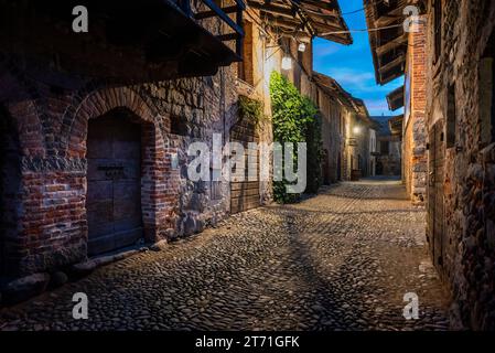 Italia, ricetta di Candelo. Panorama di un borgo medievale immaginate di essere fotografati al tramonto con le prime luci notturne accese. Storia e cultura dell'Italia a Foto Stock