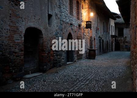 Italia, ricetta di Candelo. Panorama di un borgo medievale immaginate di essere fotografati al tramonto con le prime luci notturne accese. Storia e cultura dell'Italia a Foto Stock