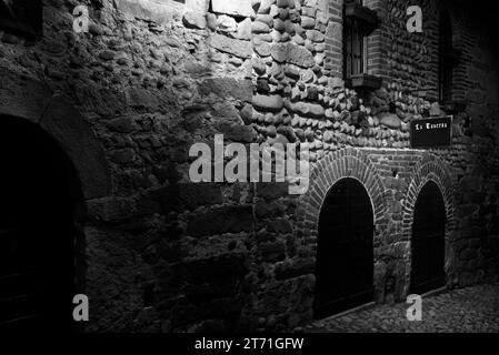 Bianco e nero. Italia, ricetta di Candelo. Panorama del borgo medievale immaginate di essere fotografati di notte con le luci notturne accese. Storia e cultura di Foto Stock