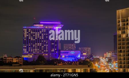 Pattaya Thailandia 10 novembre 2023, vista del nuovo grande Centre Point Space Hotel di notte Foto Stock