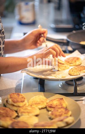 Il processo di preparazione di cheesecake e frittelle di formaggio cottage. Foto Stock