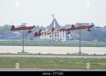 ISTANBUL, TURKIYE - 01 MAGGIO 2023: Marocchina marocchina verte - presentazione della squadra di dimostrazione acrobatica di marcia verde all'aeroporto Ataturk di Istanbul durante Teknofes Foto Stock