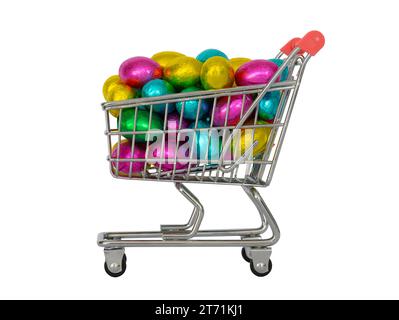carrello della spesa pieno di cioccolatini multicolori sotto forma di uova di pasqua isolate su sfondo bianco Foto Stock