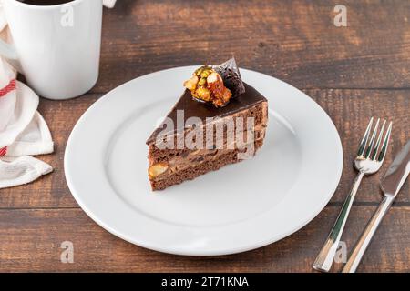 Deliziosa torta al cioccolato e al pistacchio su fondo di legno scuro Foto Stock