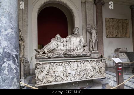 ROMA, VATICANO - 9 MARZO 2023: Si tratta di un antico sarcofago in marmo con una figura allegorica del fiume Tigri in mostra ai Musei Vaticani. Foto Stock