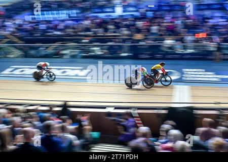 Lo sprint del primo round femminile inizia con la prima gara con Lijuan Wang China che conquista la vittoria durante il quinto round della UCI Track Champions League 2023 al Lee Valley VeloPark di Londra, l'11 novembre 2023. Foto di Phil Hutchinson. Solo per uso editoriale, licenza necessaria per uso commerciale. Nessun utilizzo in scommesse, giochi o pubblicazioni di un singolo club/campionato/giocatore. Foto Stock