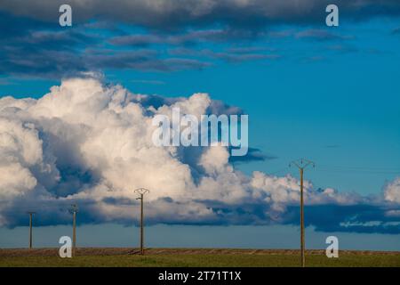 Linea di potenza su sfondo paesaggistico nuvole ornamentali, cielo spettacolare, paesaggio tempesta epico Foto Stock