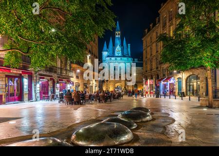 Porta di Cailhau sulla piazza del Palazzo, di notte, a Bordeaux, in Gironde, in Nouvelle-Aquitaine, Francia Foto Stock