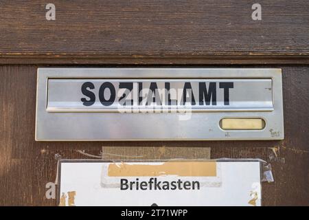 Briefkasten, Sozialamt, Rathaus, Hanna-Renate-Laurien-Platz, Leonorenstraße, Lankwitz, Steglitz-Zehlendorf, Berlino, Deutschland Foto Stock